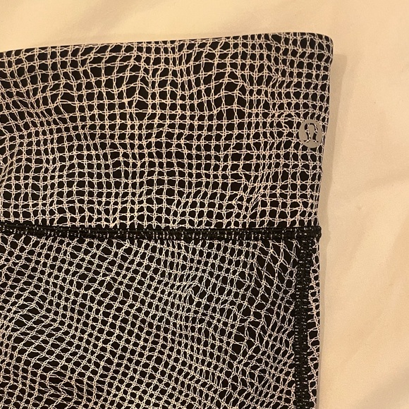 COPY - Lululemon Leggings - Size 6 - 28 Inch - Mid Waist - Picture 2 of 3